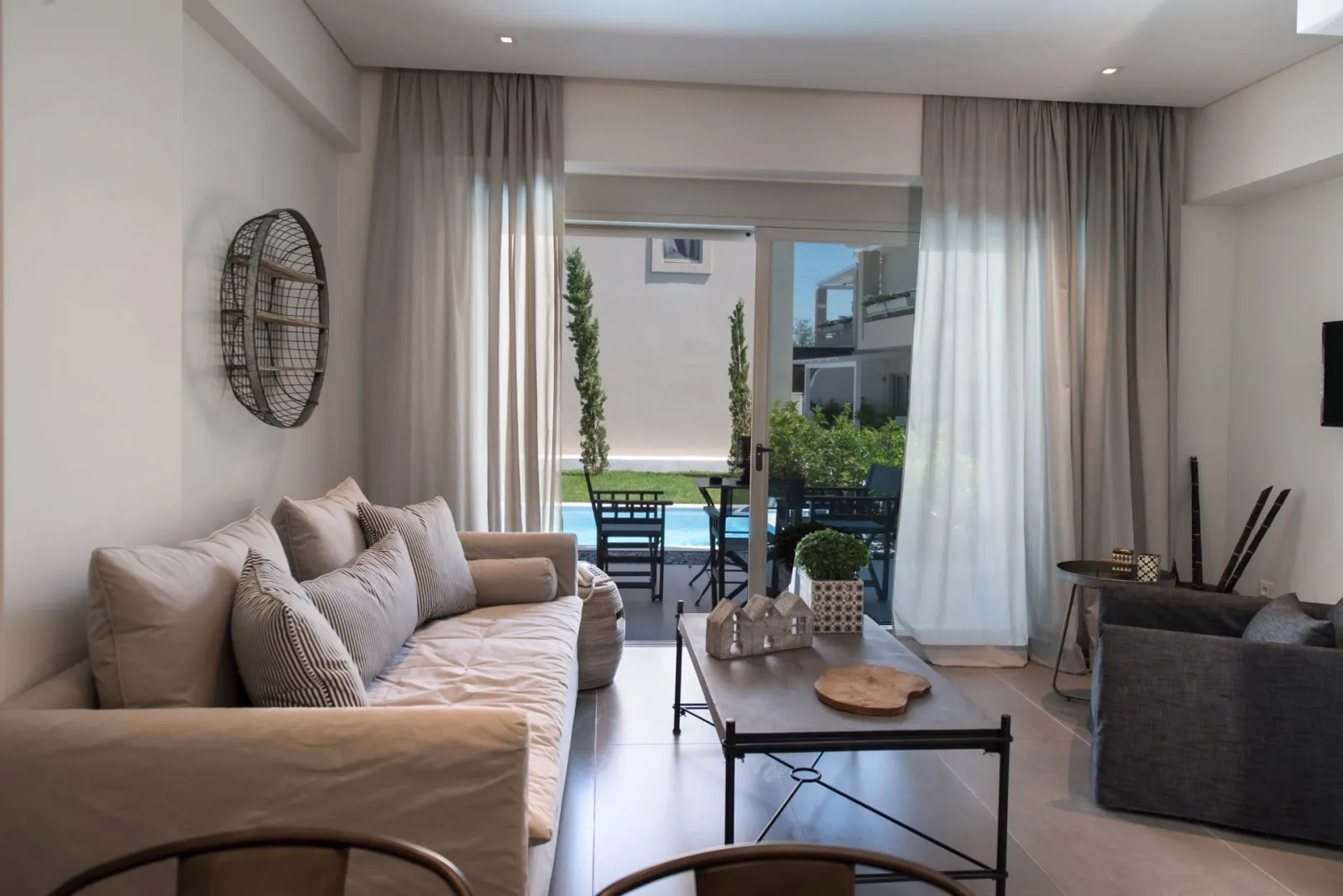 Crystal Waters Lefkada, Nikiana, Grčka — Deluxe Suite with Private Pool and Garden View