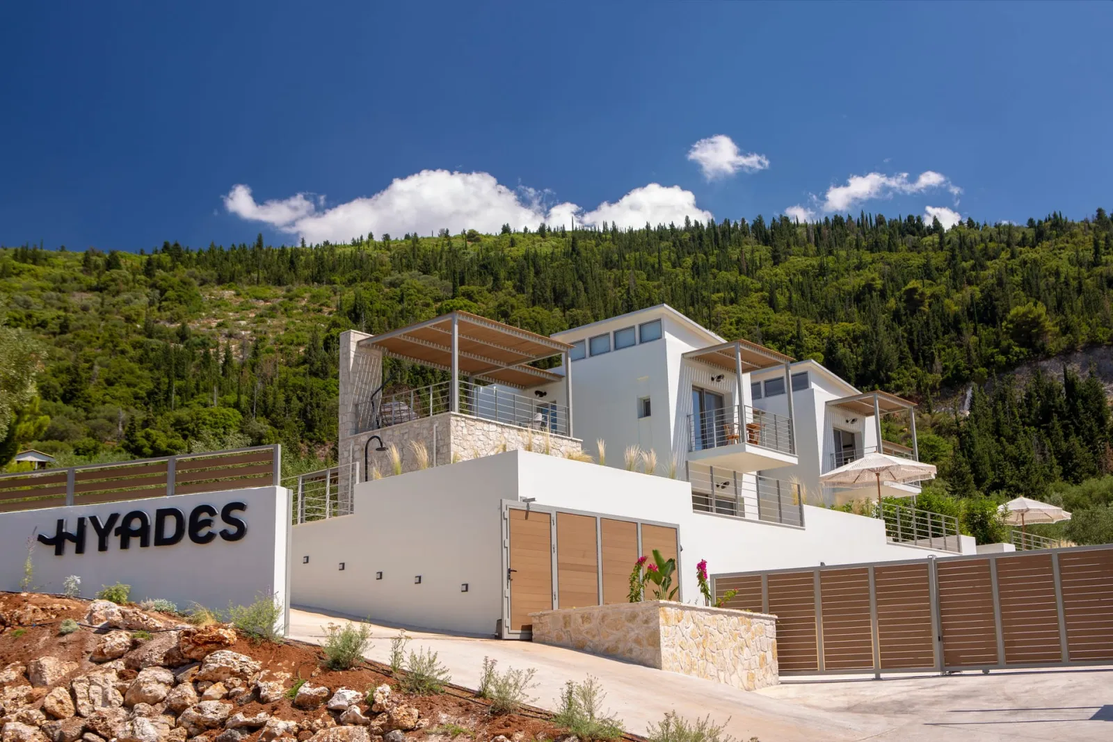 Lefkada Luxury, Različite lokacije na Lefkadi
