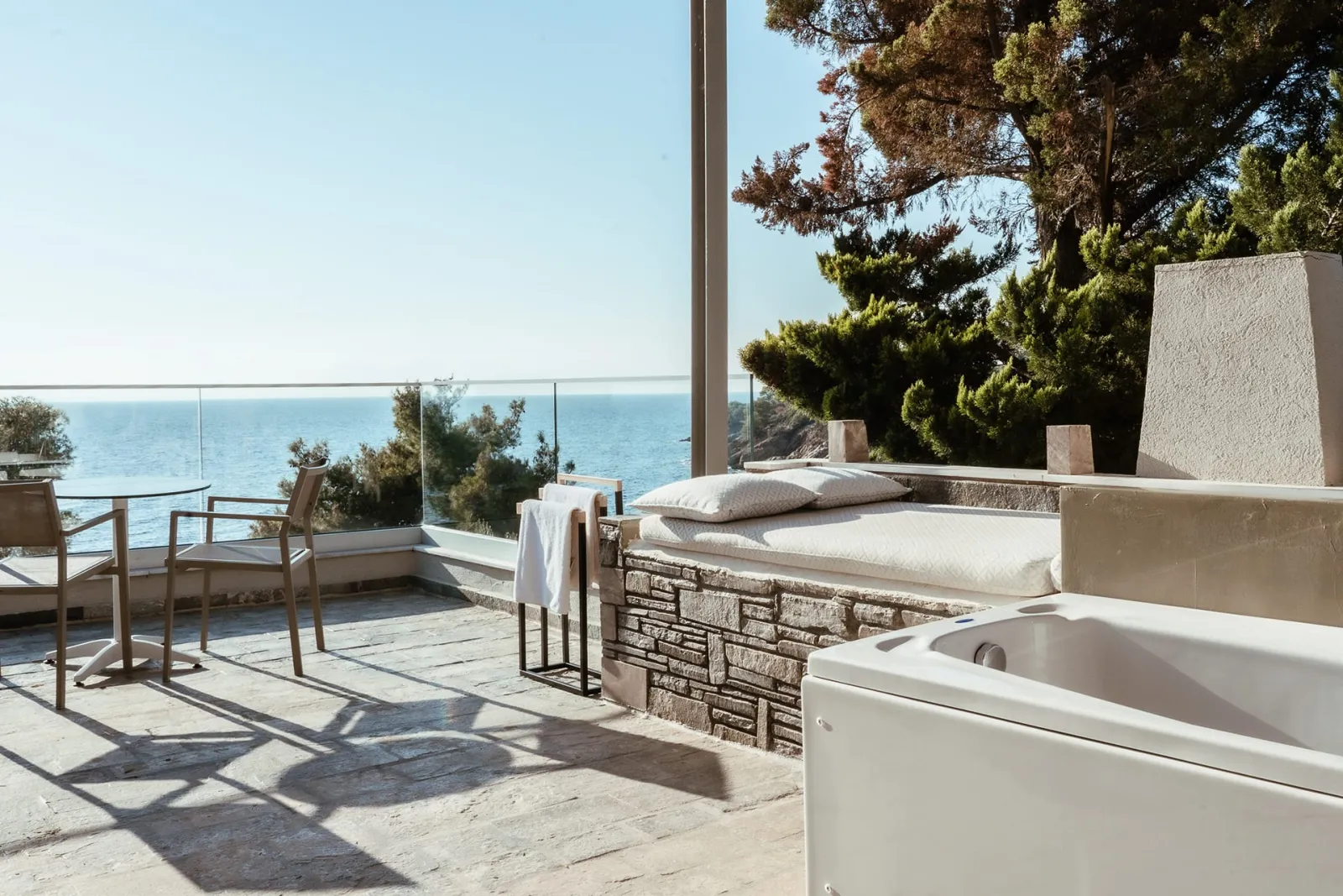 Casa Bloo Adults Only by Still Collection, Akti Elias, Grčka — Elegant Suite with Sea View and Hot tub