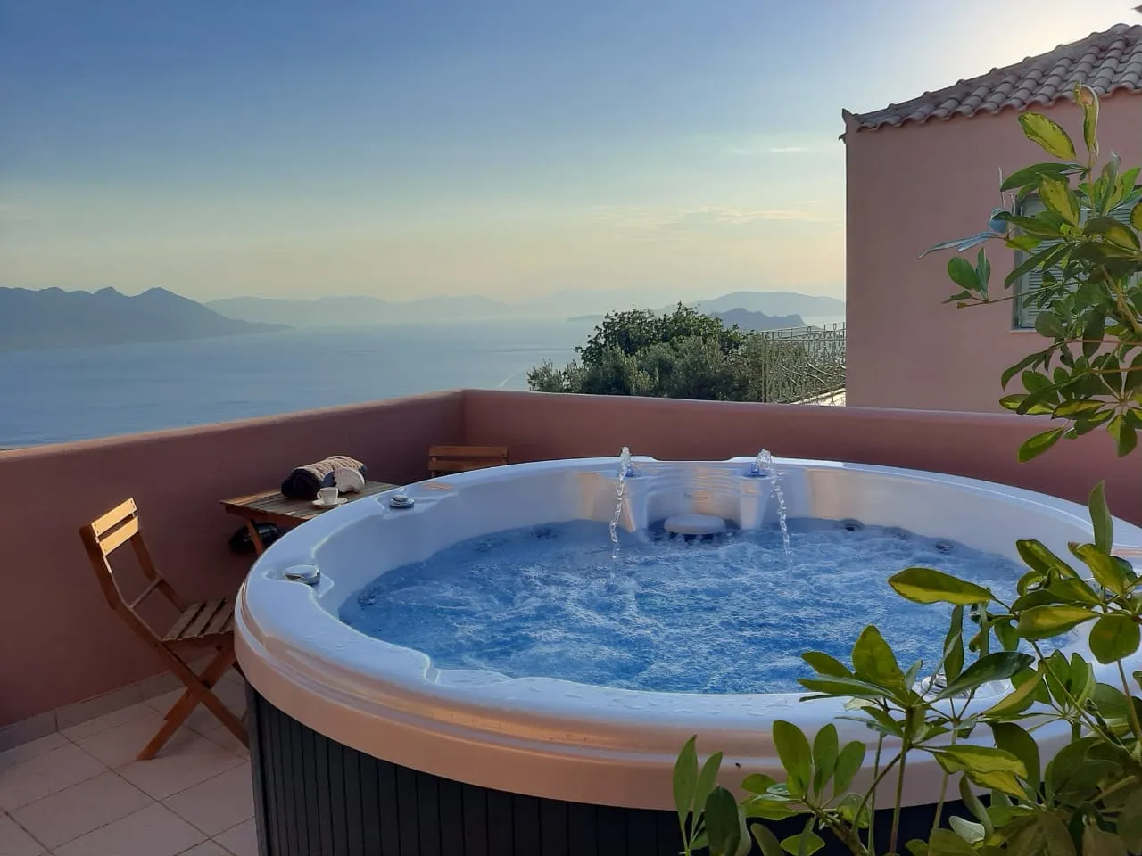 Aegina Colors, Sfenduri, Grčka — Villa Coralo with Hot Tub