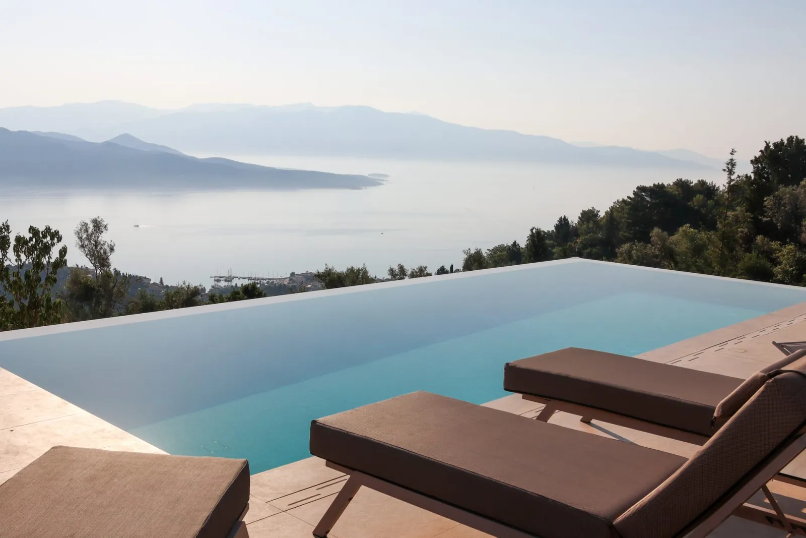 White Rock Villas Lefkada, Ligija, Grčka — Serene Villa
