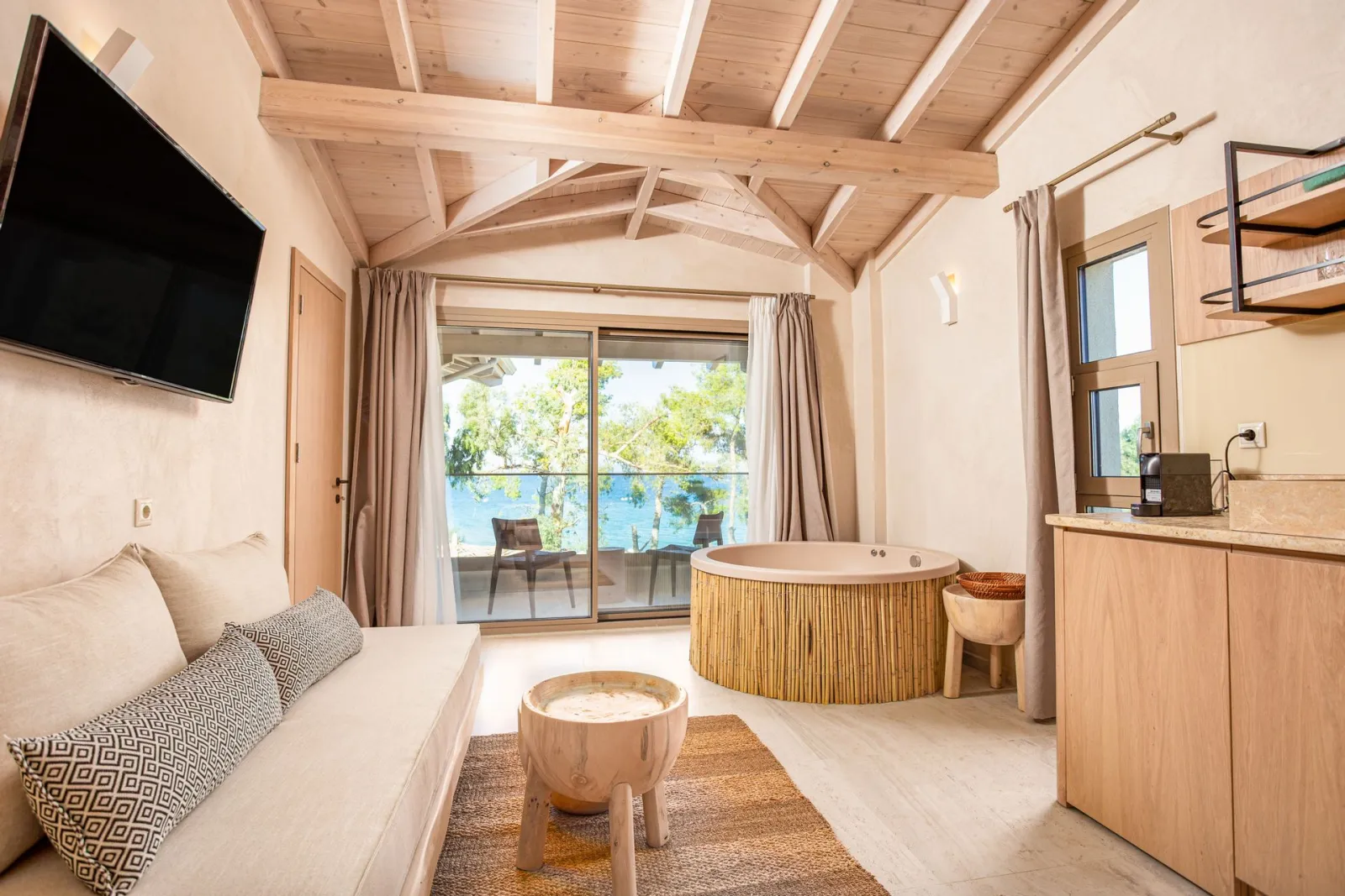 MAKO Sea & Suites, Pefkohori, Grčka — Executive Suite | Sea View | Indoor Jacuzzi