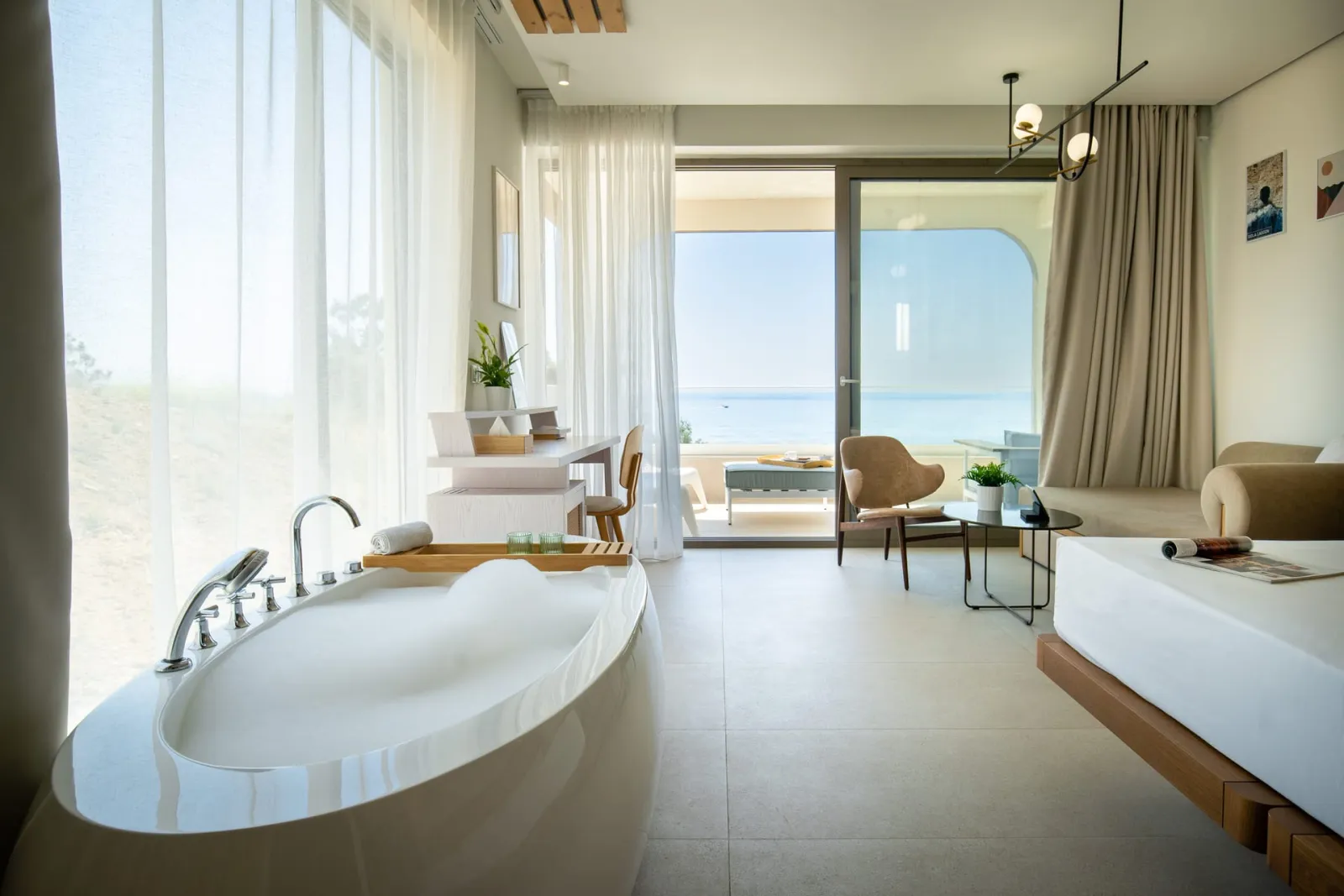 Blue Dream Palace, Tripiti / Limenarija, Grčka — Residence suite with indoor jacuzzi and private pool