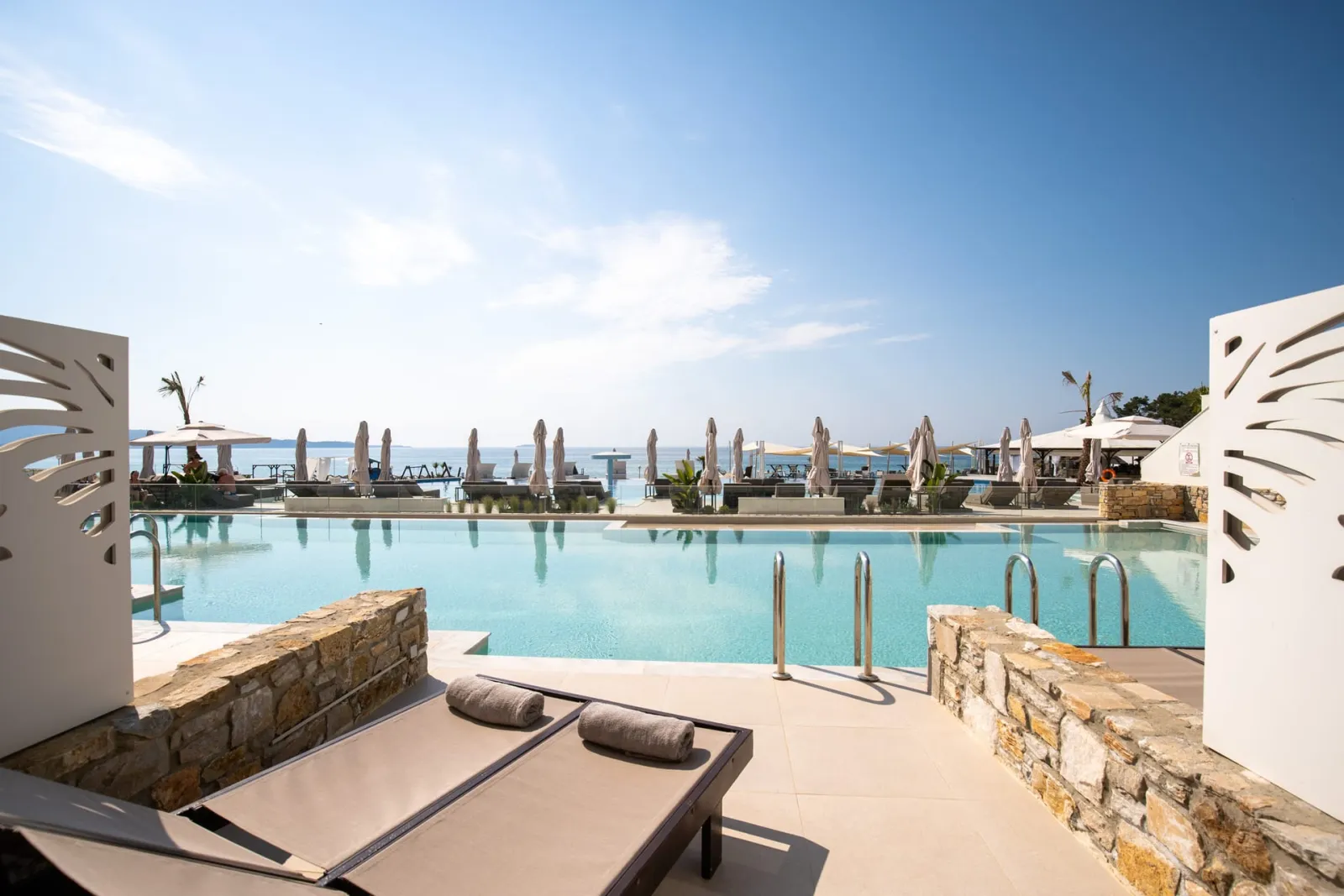 Blue Dream Palace, Tripiti / Limenarija, Grčka — Swim Up junior suite with sharing pool