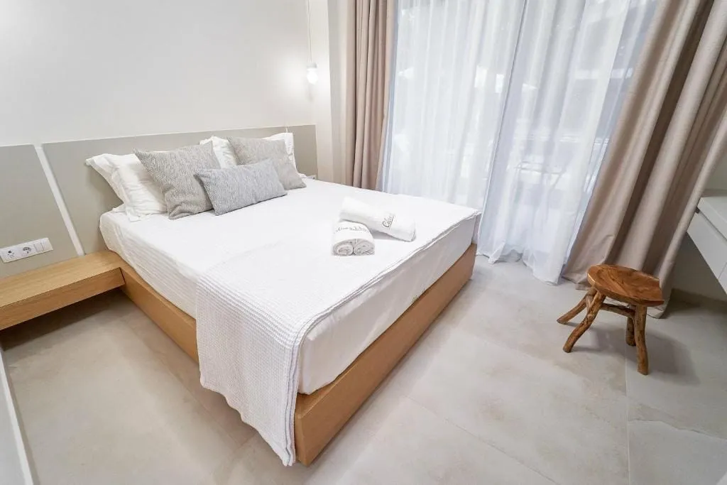 Celine’s Rose, Skala Potamija / Zlatna plaža, Grčka — Suite with Pool View – (32m2)
