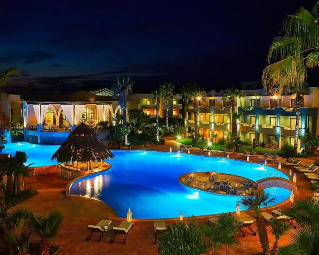 Ilio Mare Hotel & Resort, Skala Prinou, Grčka — plaža