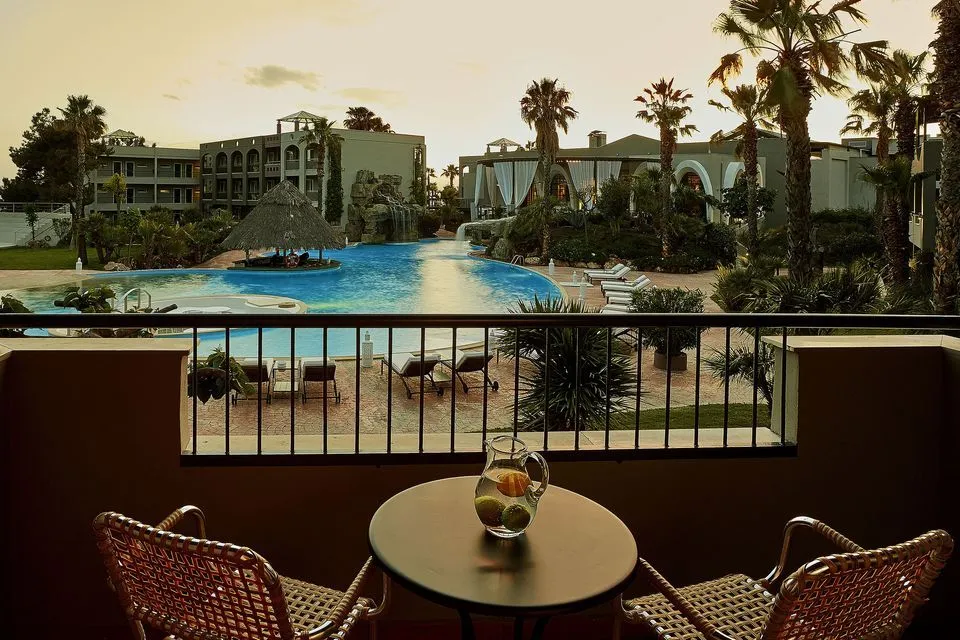 Ilio Mare Hotel & Resort, Skala Prinou, Grčka — Junior Suite with Side Sea View