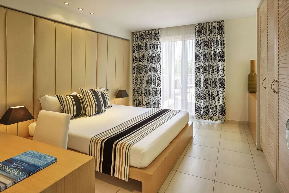 Ilio Mare Hotel & Resort, Skala Prinou, Grčka — Master Suite with Terrace and Panoramic Sea View
