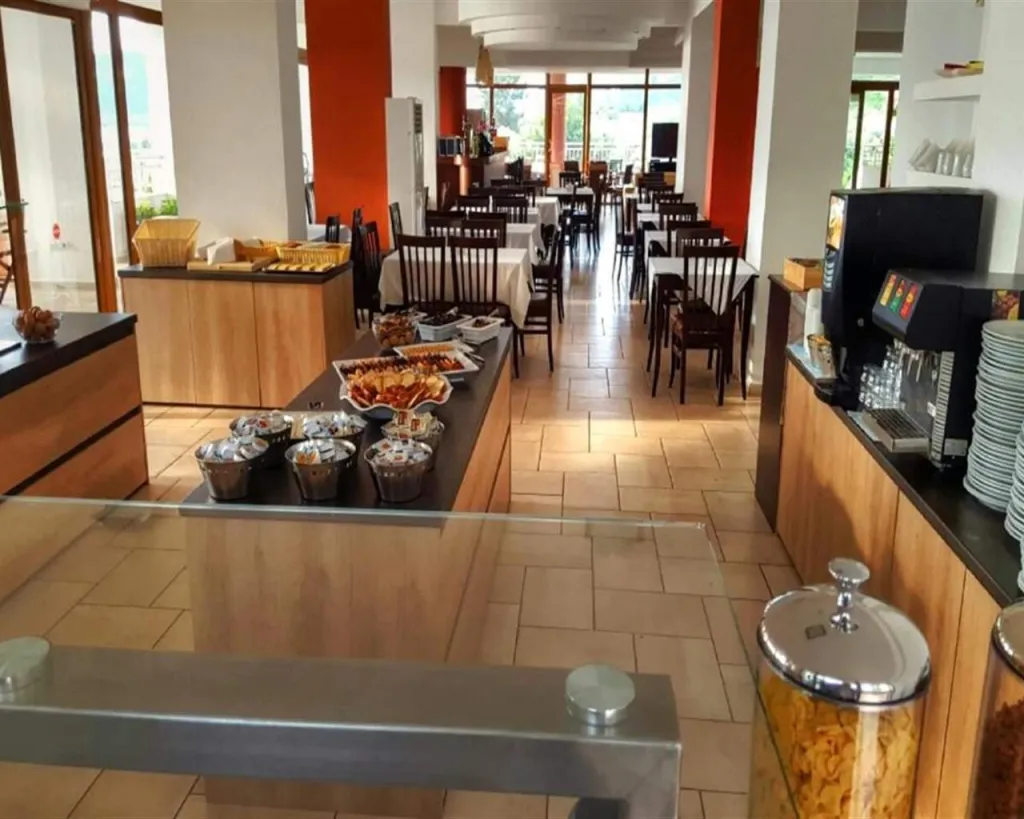 Maranton Beach Hotel, Kinira, Grčka — plaža