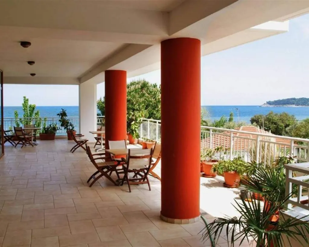 Maranton Beach Hotel, Kinira, Grčka — plaža