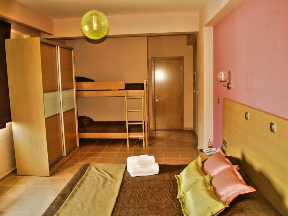 Maranton Beach Hotel, Kinira, Grčka — Family Room Bunk Bed with Mountain View | 27m2