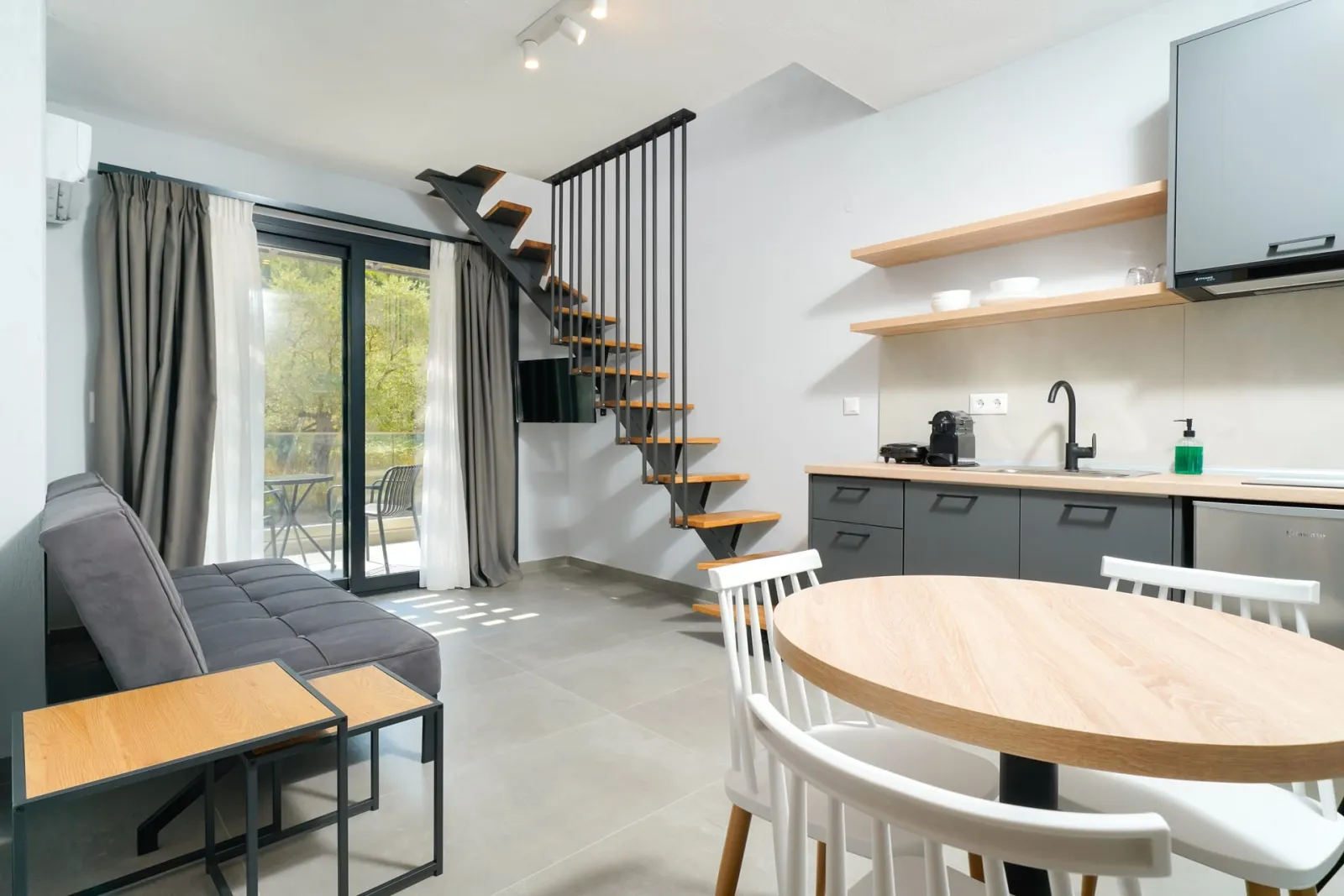 Olive Roots Tasos, Skala Rahoni, Grčka — Deluxe Suite 60m2