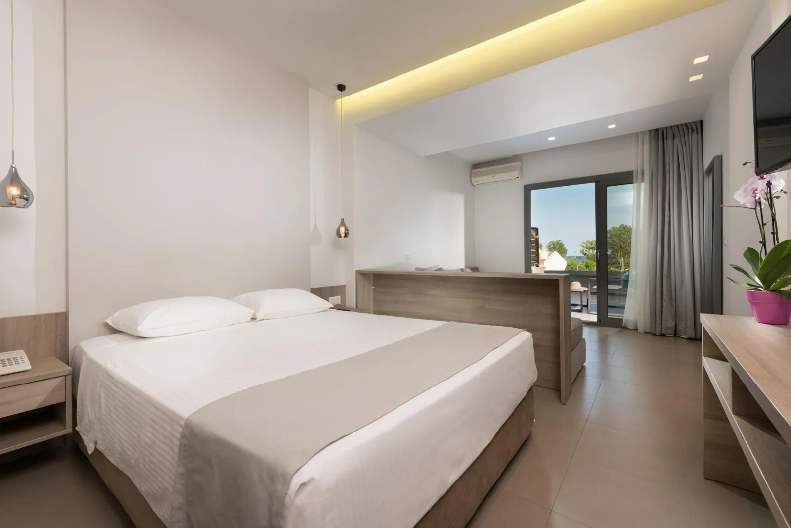 Princess Golden Beach Hotel, Golden Beach, Grčka — Family Room with Partial Sea View