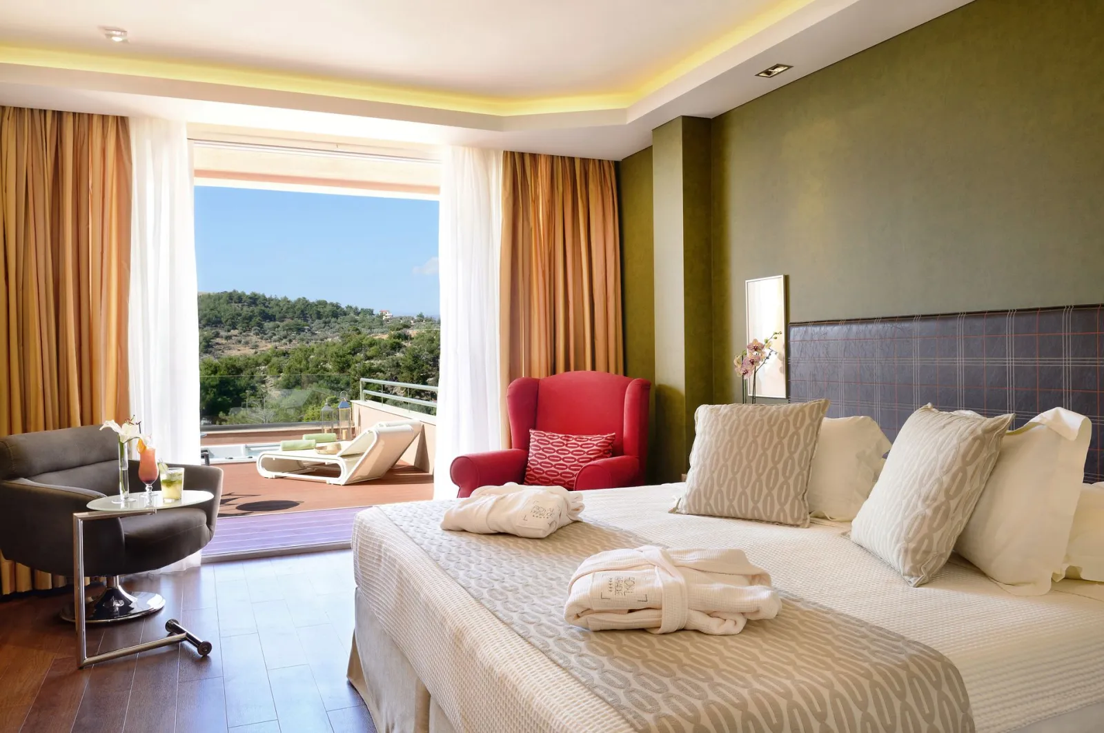 Royal Paradise Beach Resort and Spa Adults Only (12+), Rosogremos / Potos, Grčka — Royal Room with Sea View and Outdoor Jacuzzi
