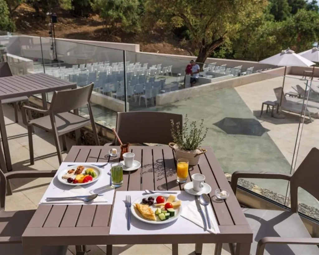 Aeolos Beach Resort, Perama, Grčka — plaža