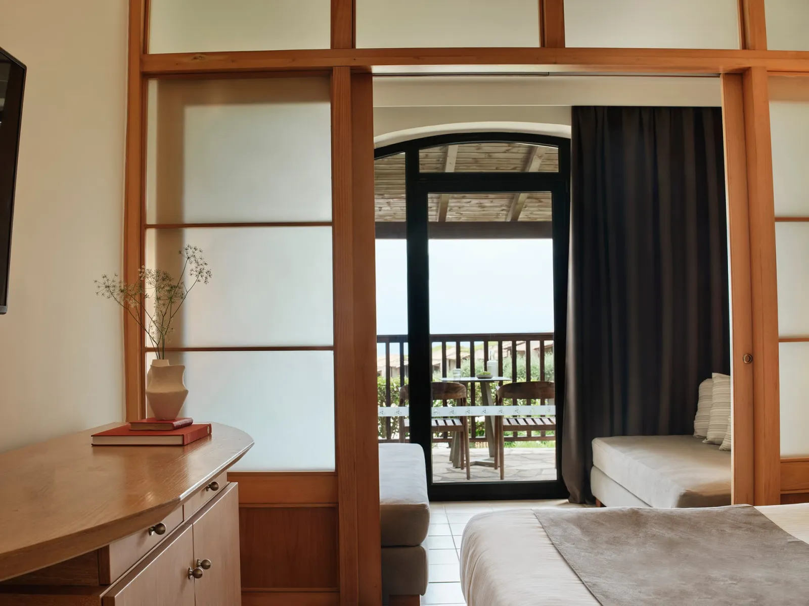 Aeolos Beach Resort, Perama, Grčka — Family Garden View - Sliding Door - Bungalow