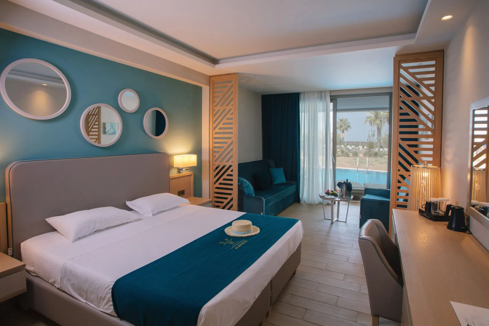 Almyros Beach Resort & Spa, Almiros (Aharavi), Grčka — JUNIOR SUITE SWIM UP