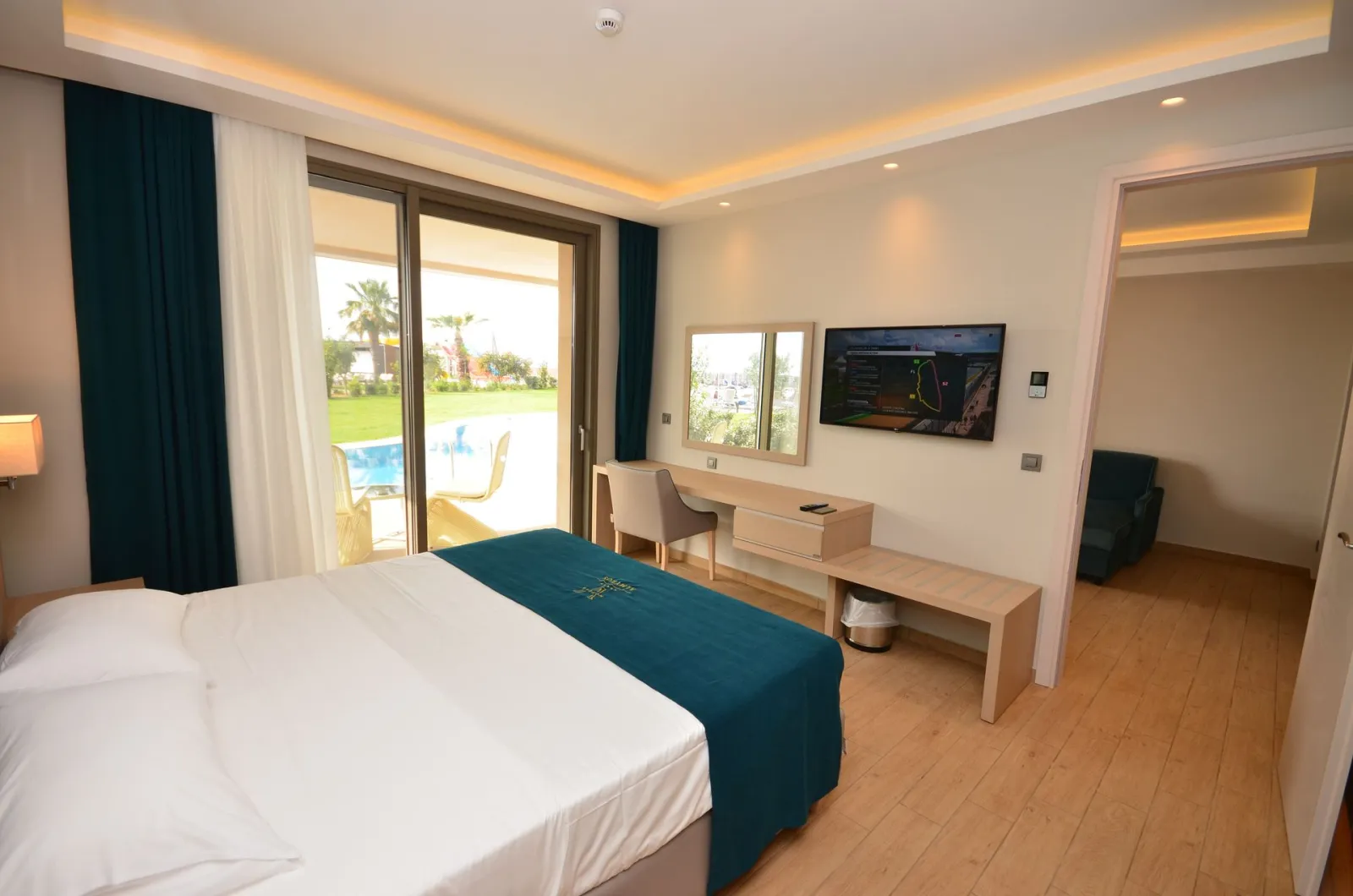 Almyros Beach Resort & Spa, Almiros (Aharavi), Grčka — ONE BEDROOM SUITE SWIM UP