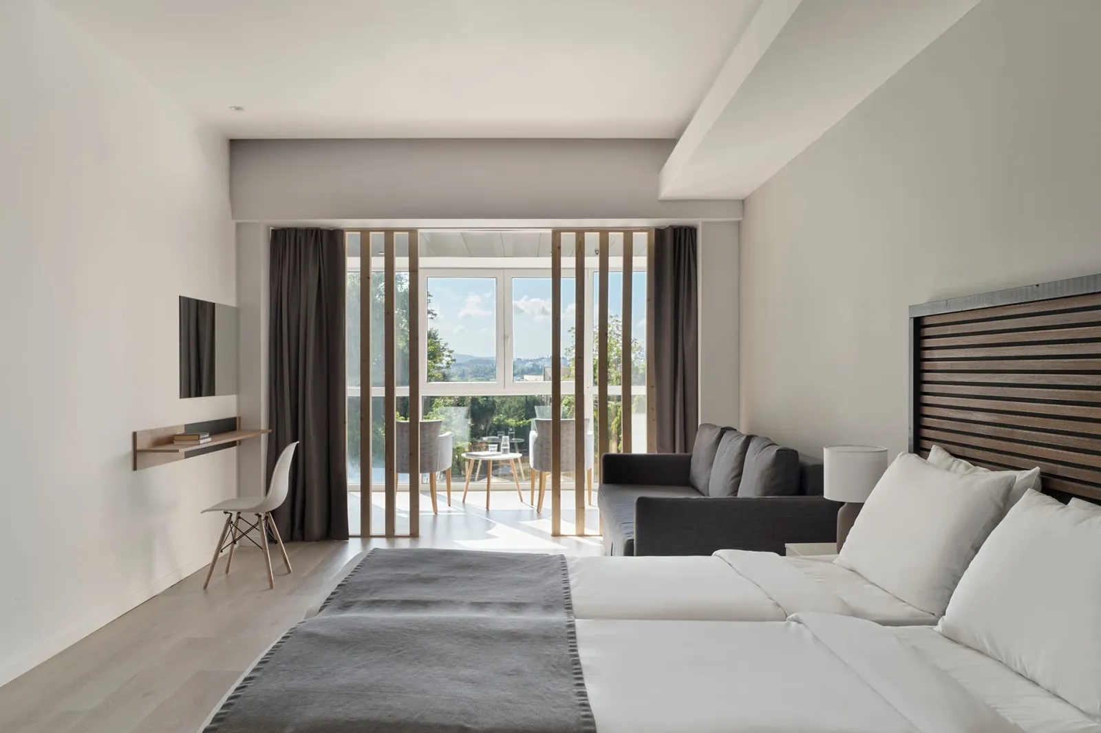 Ariti Grand Hotel Corfu, Kanoni, Grčka — Junior Suite with Pool View