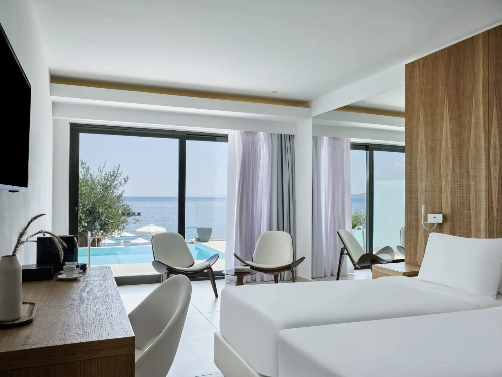Atlantica Nissaki Beach, Nisaki, Grčka — Junior Suite Private Pool Sea View