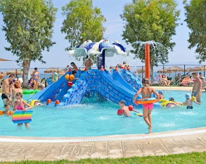 Canvas by Mitsis Messonghi, Moraitika / Mesongi, Grčka — plaža