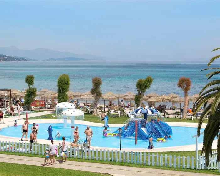 Canvas by Mitsis Messonghi, Moraitika / Mesongi, Grčka — plaža