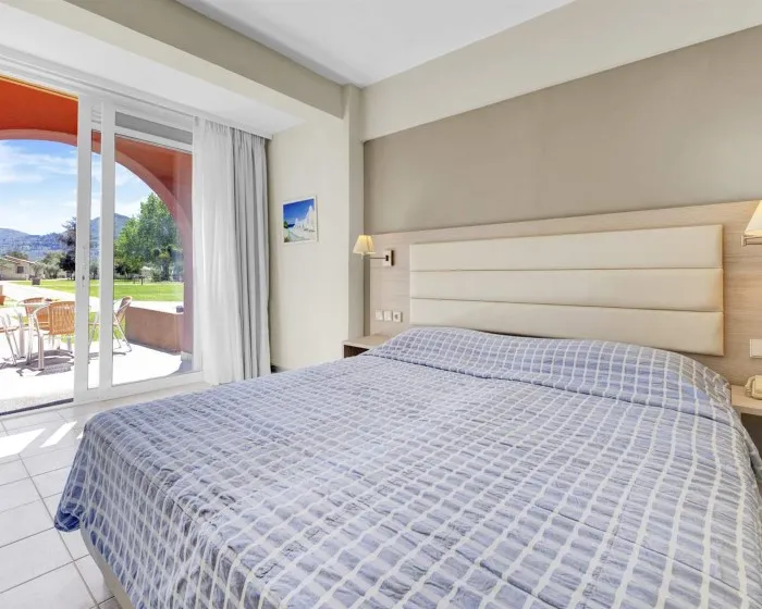 Canvas by Mitsis Messonghi, Moraitika / Mesongi, Grčka — Family Room BunkBed Family Room Garden View