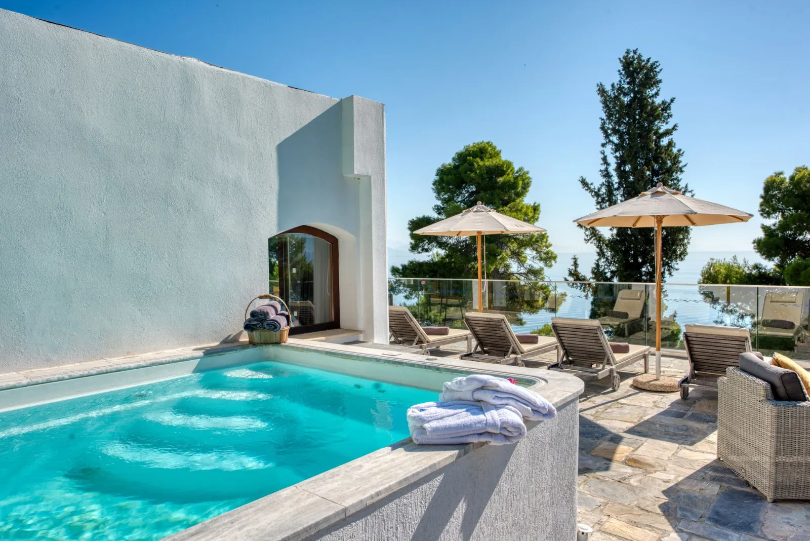 Corfu Holiday Palace, Kanoni, Grčka — Deluxe Family Bungalow with Private Pool Sea & Mouse Island View