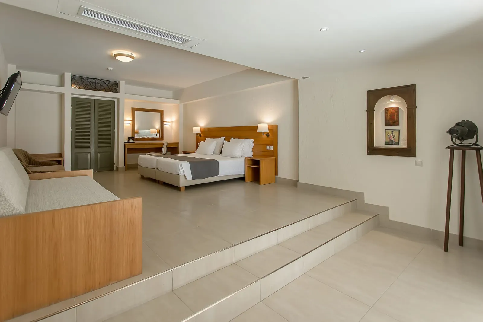 Corfu Holiday Palace, Kanoni, Grčka — Ionian Blue Garden Suite with Sharing Pool
