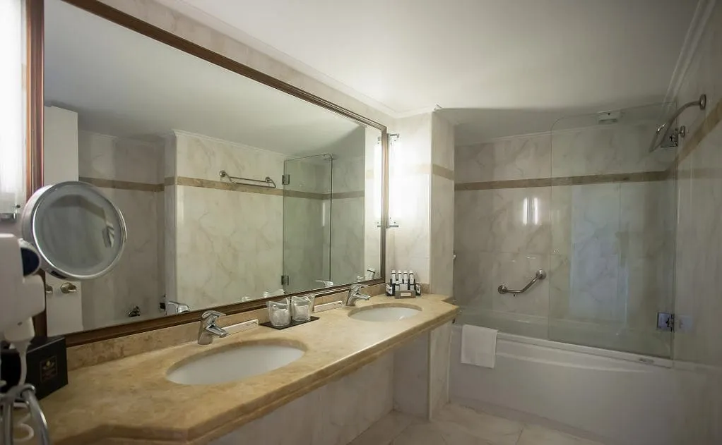 Corfu Holiday Palace, Kanoni, Grčka — One Bedroom Suite Sea / Mouse Island View
