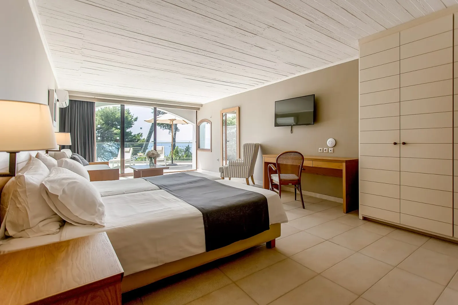 Corfu Holiday Palace, Kanoni, Grčka — Premium Family Bungalow with Private Pool Sea & Mouse Island View