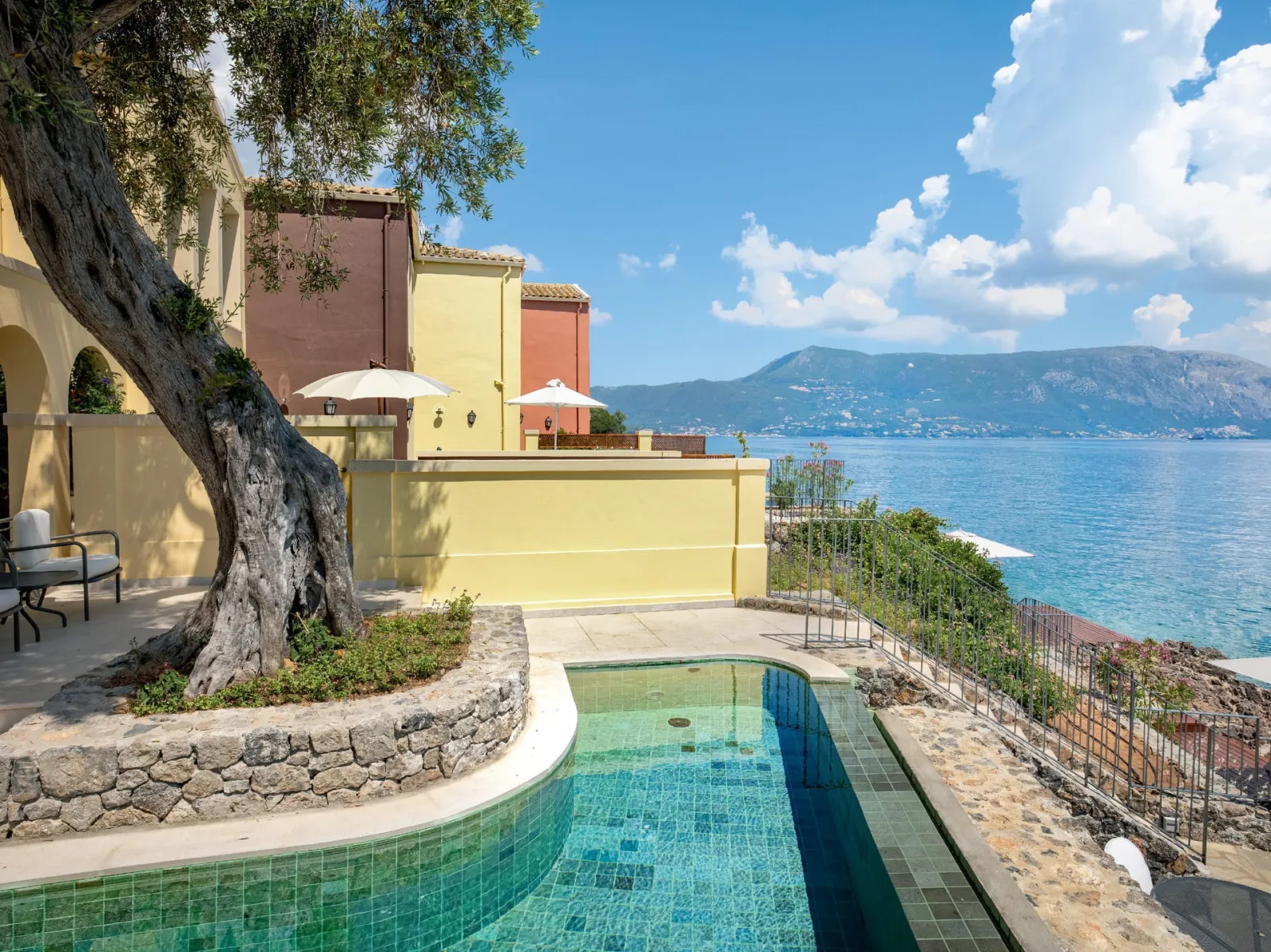 Corfu Imperial A Grecotel Resort To Live, Komeno, Grčka — 2-Bedroom Rock Villa Private Pool Waterfront Sea Deck
