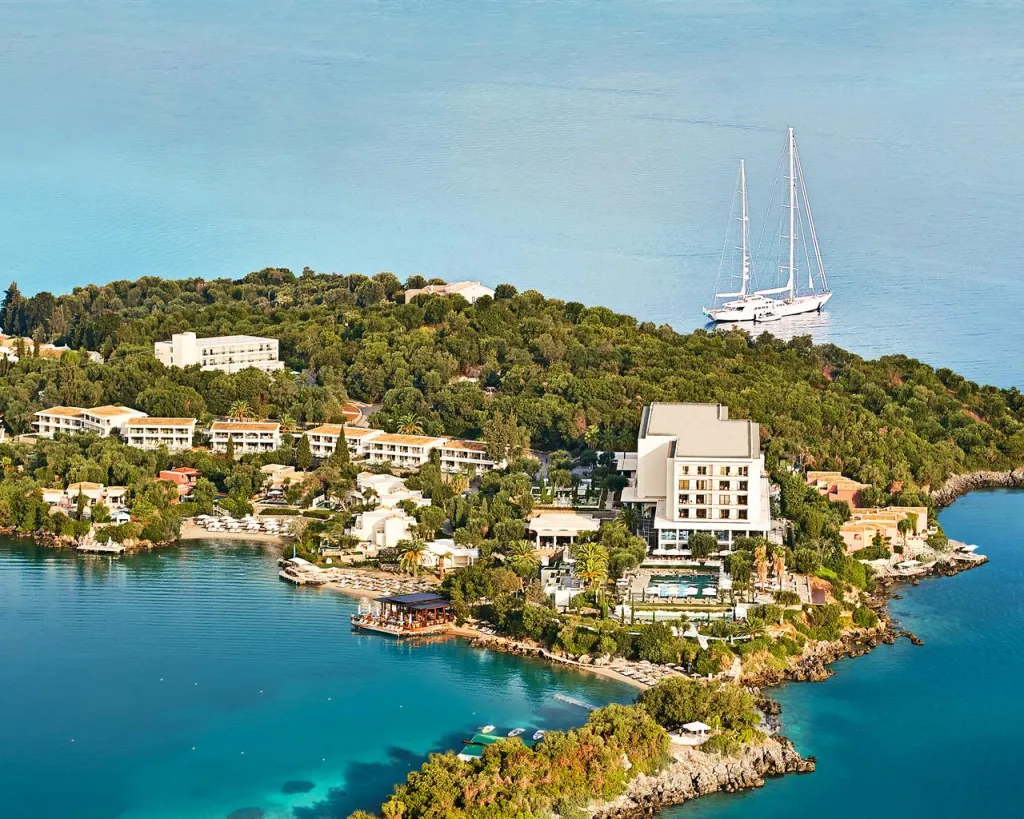Corfu Imperial A Grecotel Resort To Live, Komeno, Grčka — plaža