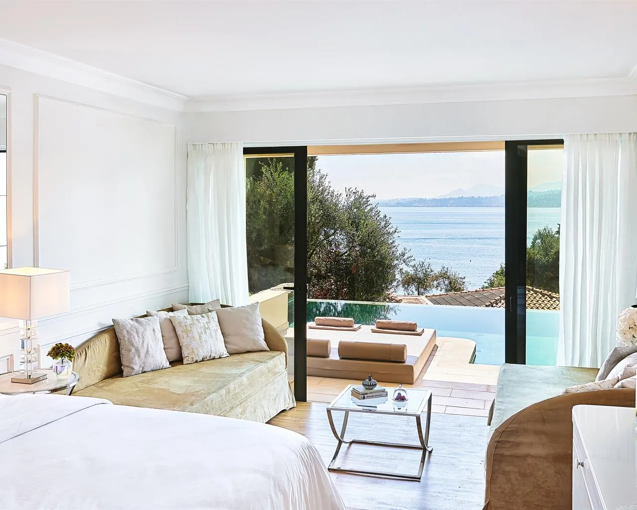 Corfu Imperial A Grecotel Resort To Live, Komeno, Grčka — Family Bungalow Open Plan Swim Up /Gardens