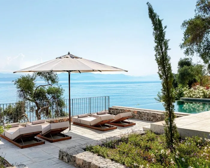 Corfu Imperial A Grecotel Resort To Live, Komeno, Grčka — Palazzo Private Pool Di Lago on the Rocs /Waterfront Collection