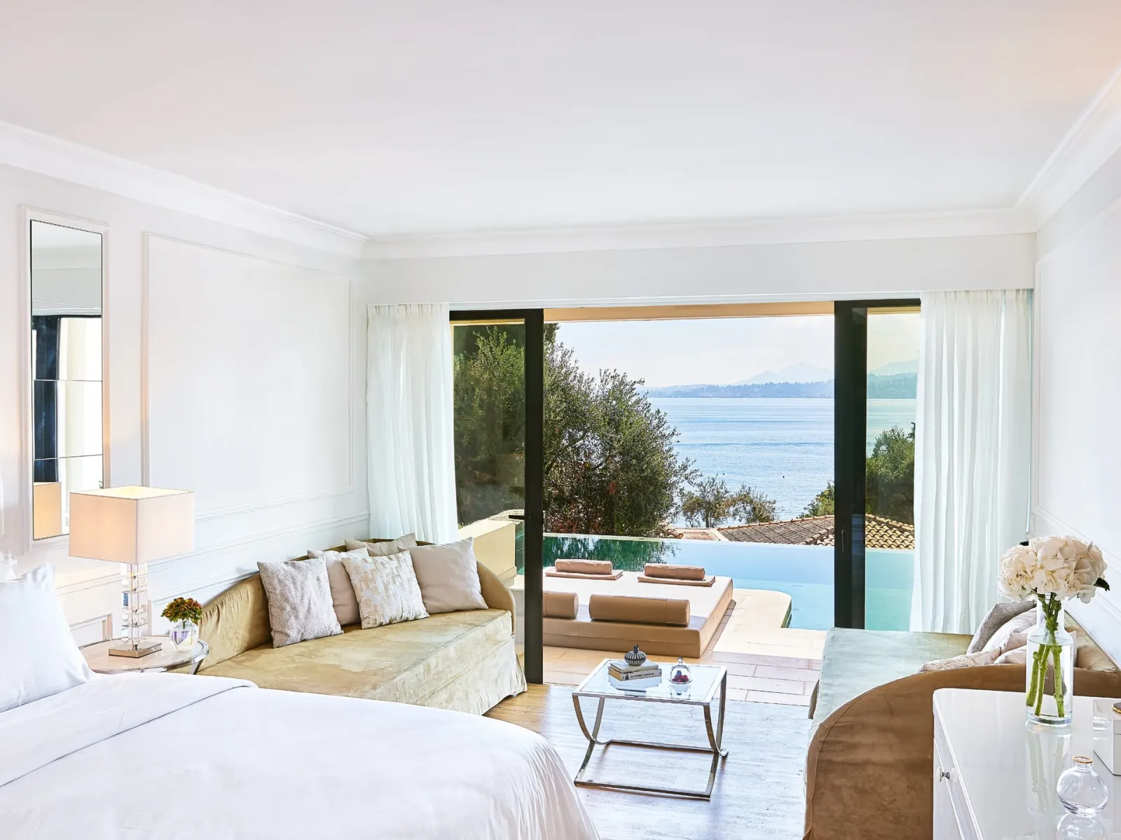 Corfu Imperial A Grecotel Resort To Live, Komeno, Grčka — Swim Up Family Bungalow Open Plan
