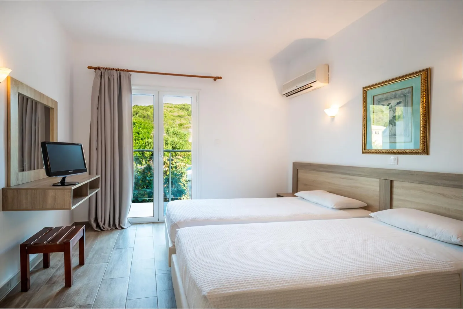 Corfu Pelagos, Moraitika, Grčka — Land View Family Room with Balcony
