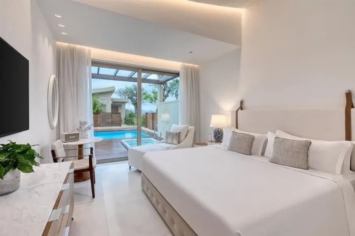 Domes Miramare, A Luxury Collection Resort (Adults Only Hotel), Moraitika, Grčka — Pavillion Suite with jacuzzi and pool /Haute Living Selection/ Garden View