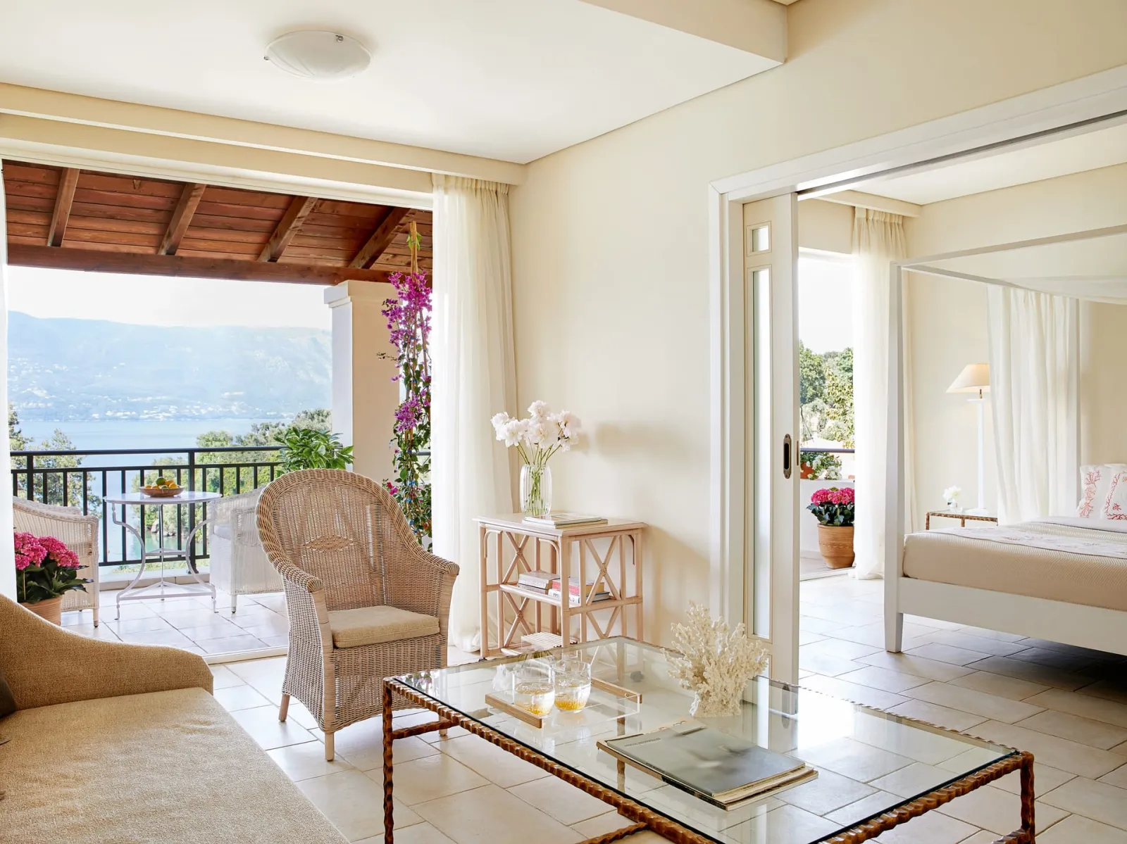 Grecotel Eva Palace at Kommeno Peninsula, Komeno, Grčka — Deluxe Bungalow Suite Side Sea View