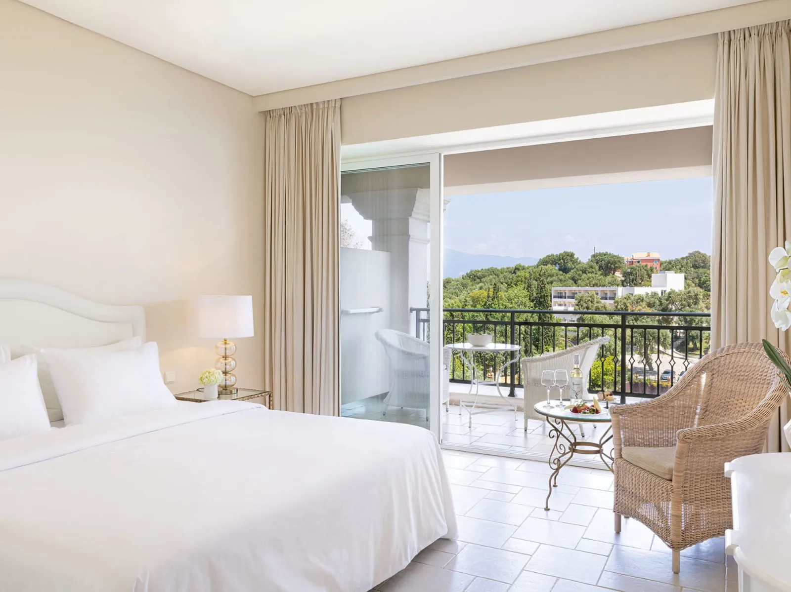 Grecotel Eva Palace at Kommeno Peninsula, Komeno, Grčka — Family Room Mountain View