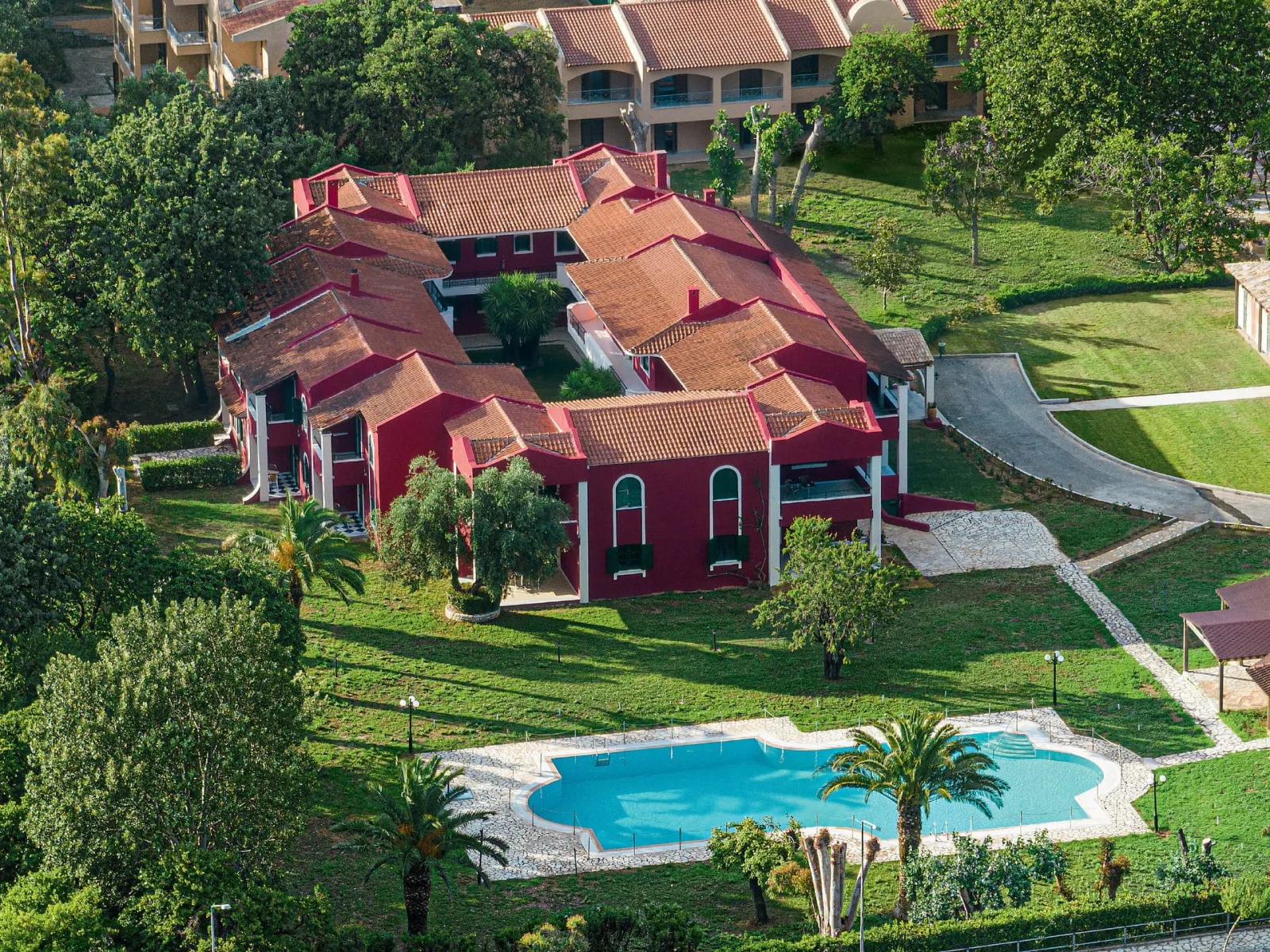 Grecotel Luxme Costa Botanica, Aharavi, Grčka — Family Suite at Yucca's Residence Private Balcony Sharing Pool