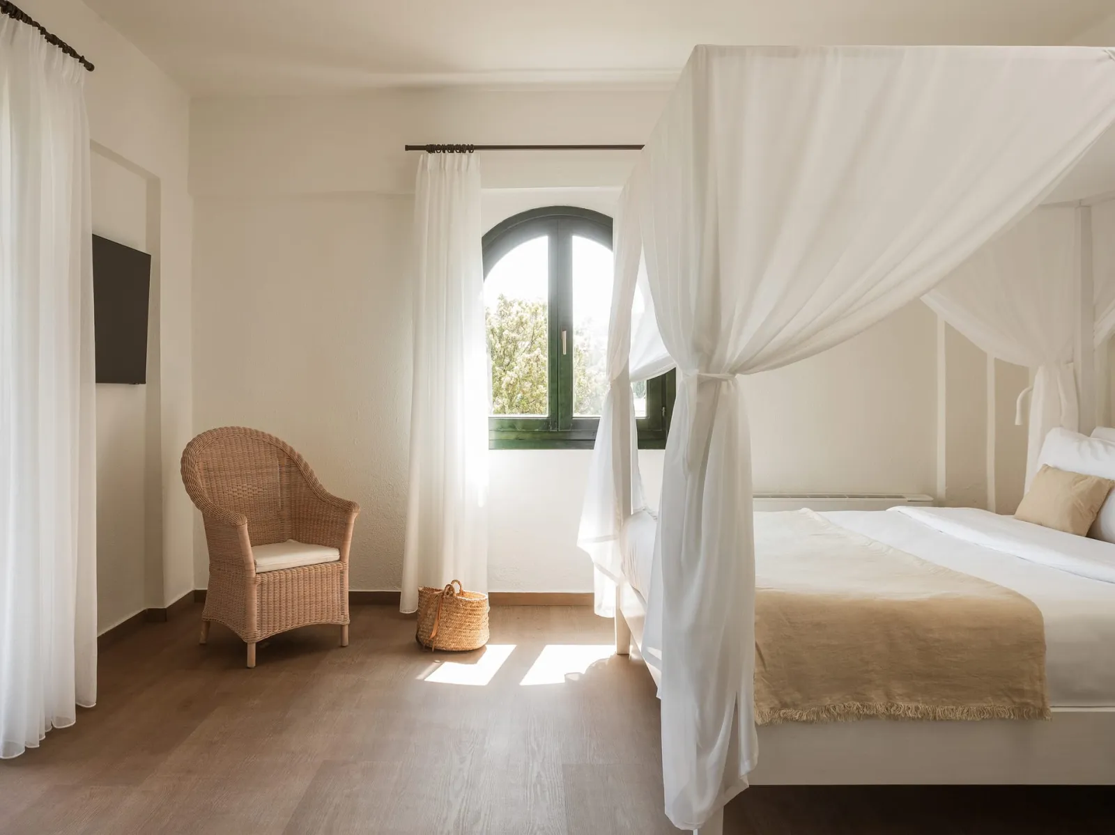 Grecotel Luxme Costa Botanica, Aharavi, Grčka — Family Summer Home shaded veranda & gardens
