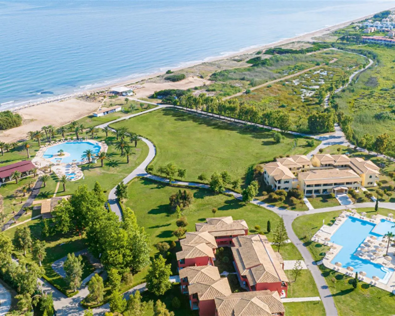 Grecotel Luxme Costa Botanica, Aharavi, Grčka — Family Summer Home Shaded Veranda & Gardens /The Summer Houses