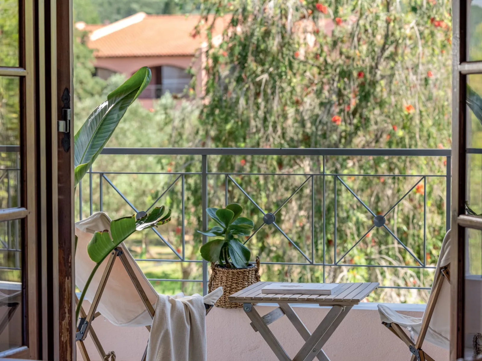Grecotel Luxme Costa Botanica, Aharavi, Grčka — PlayRoom Suites