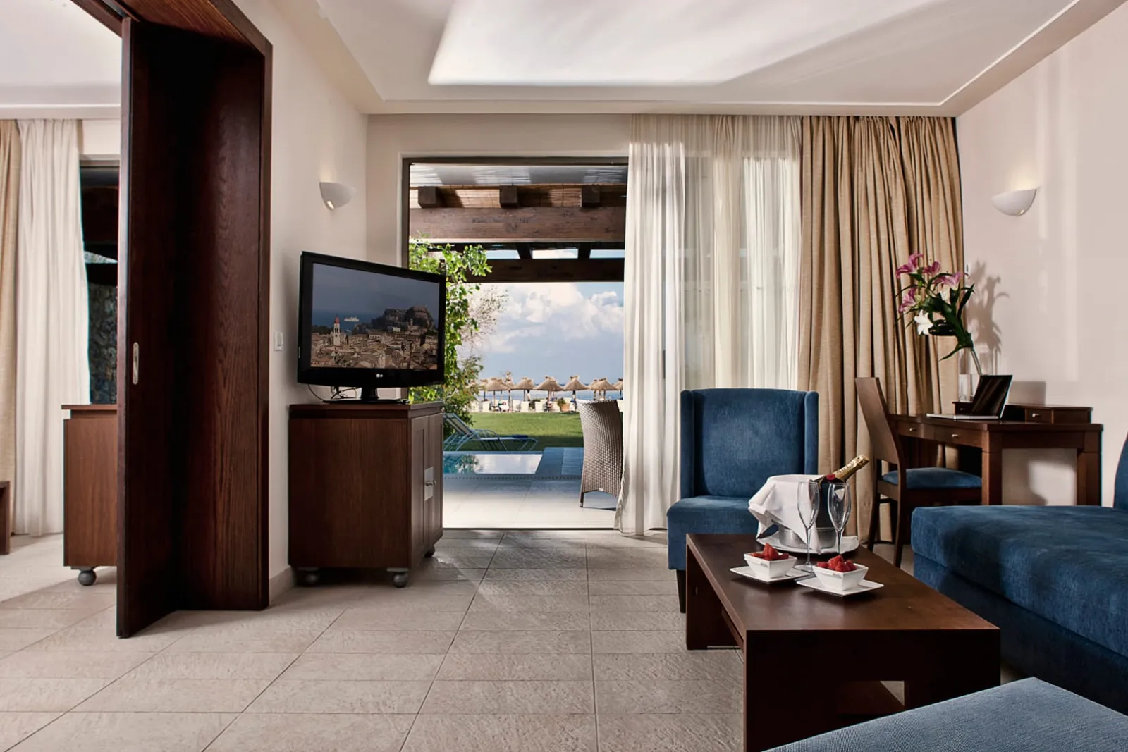 Kontokali Bay Resort & Spa, Kontokali, Grčka — ExecutiOne (1) Bedroom Suite Sea Front with Private Pool- Bungalow