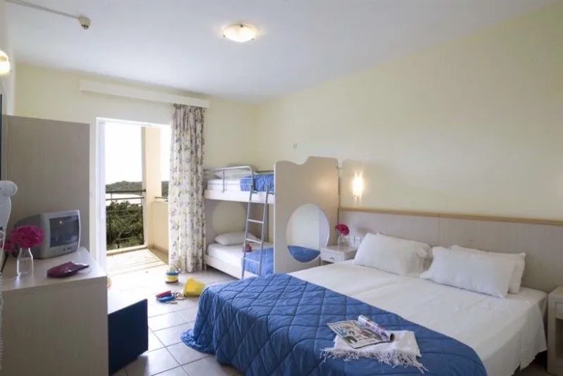 Mareblue Beach Resort, Agios Spiridon / Peritija, Grčka — Family Room with bunk bed Garden View