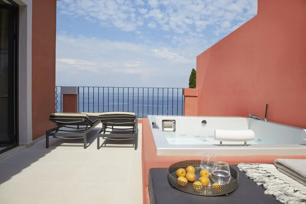 Nido-Adults only, Agios Ioannis Peristeron, Grčka — Grand Terrace Junior Suite Whirlpool Sea View