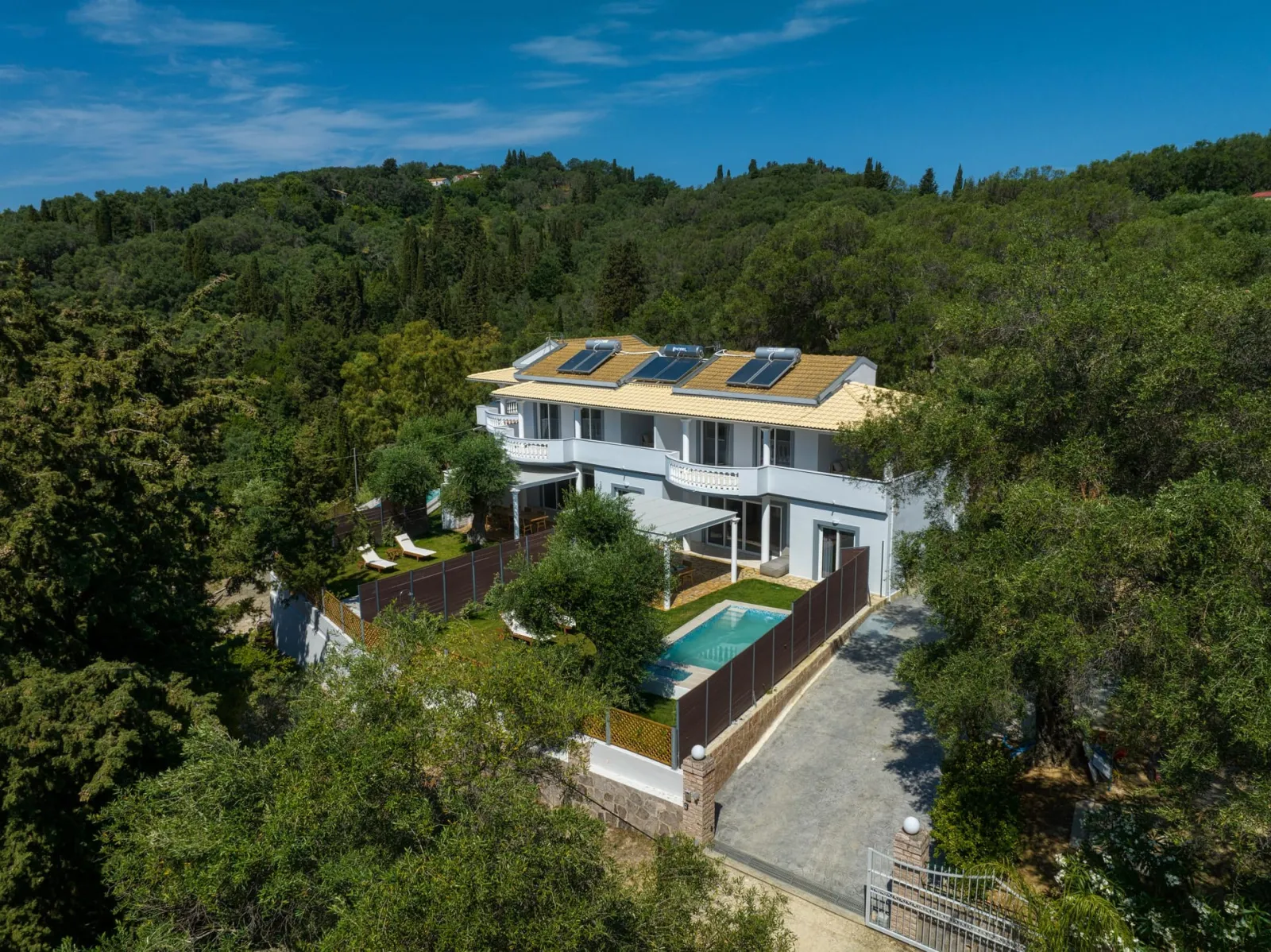 Playia Villas, Petriti