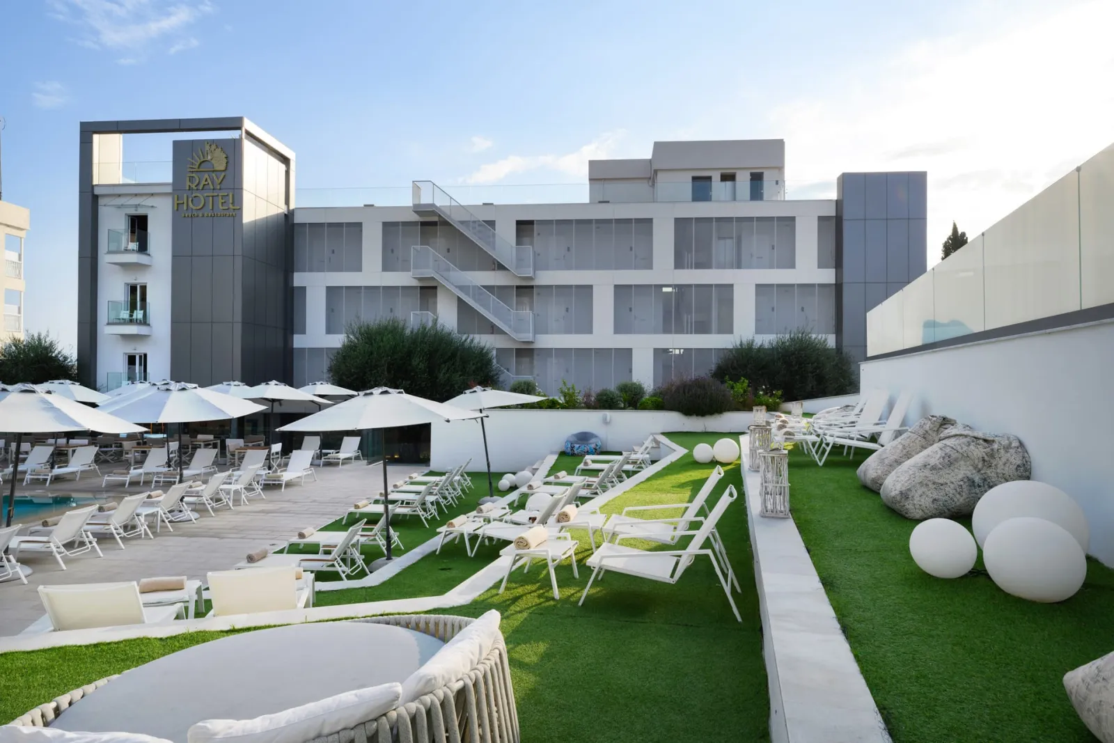Ray Hotel, Perama