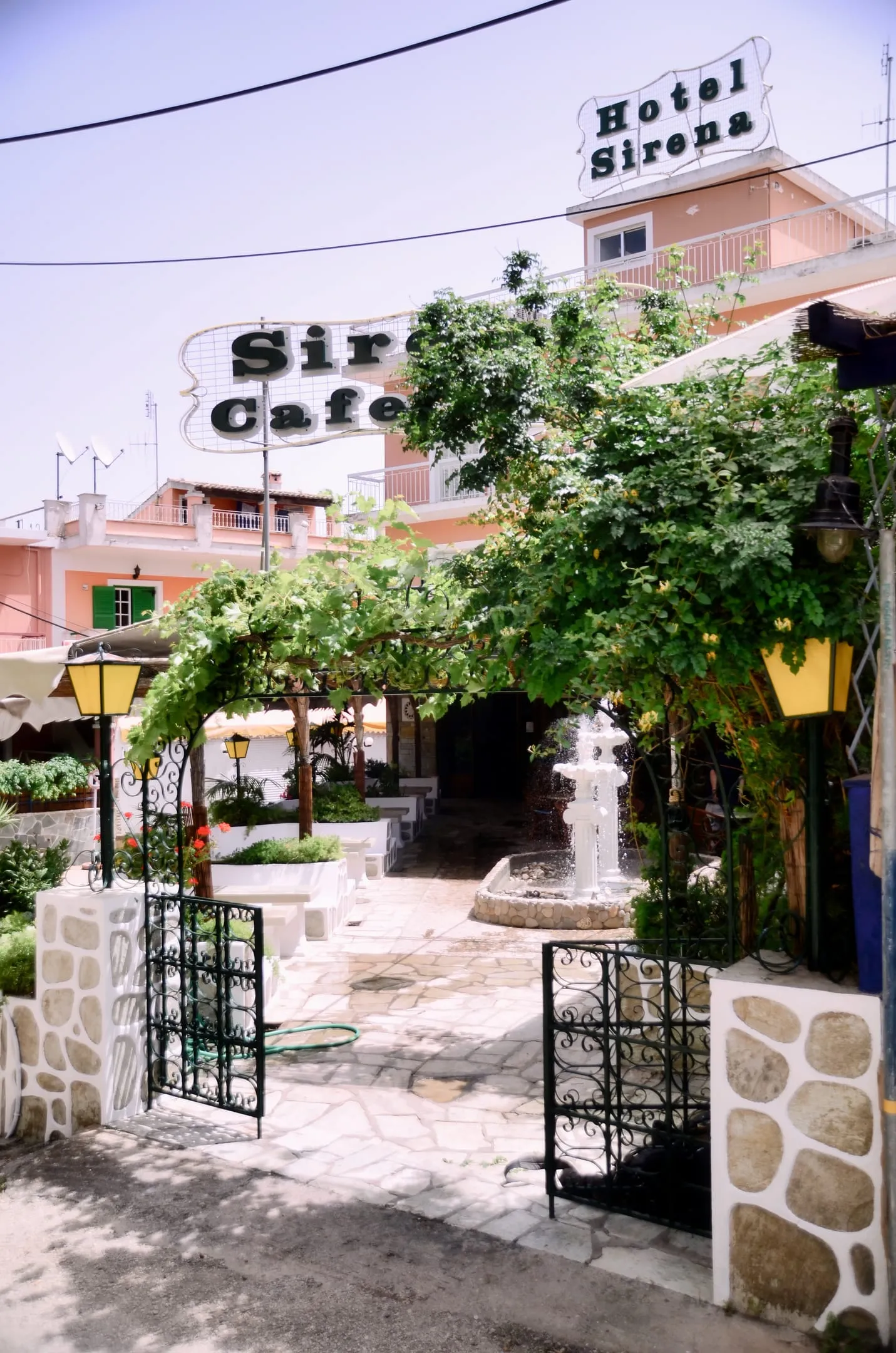 Sirena Beach Hotel, Guvija